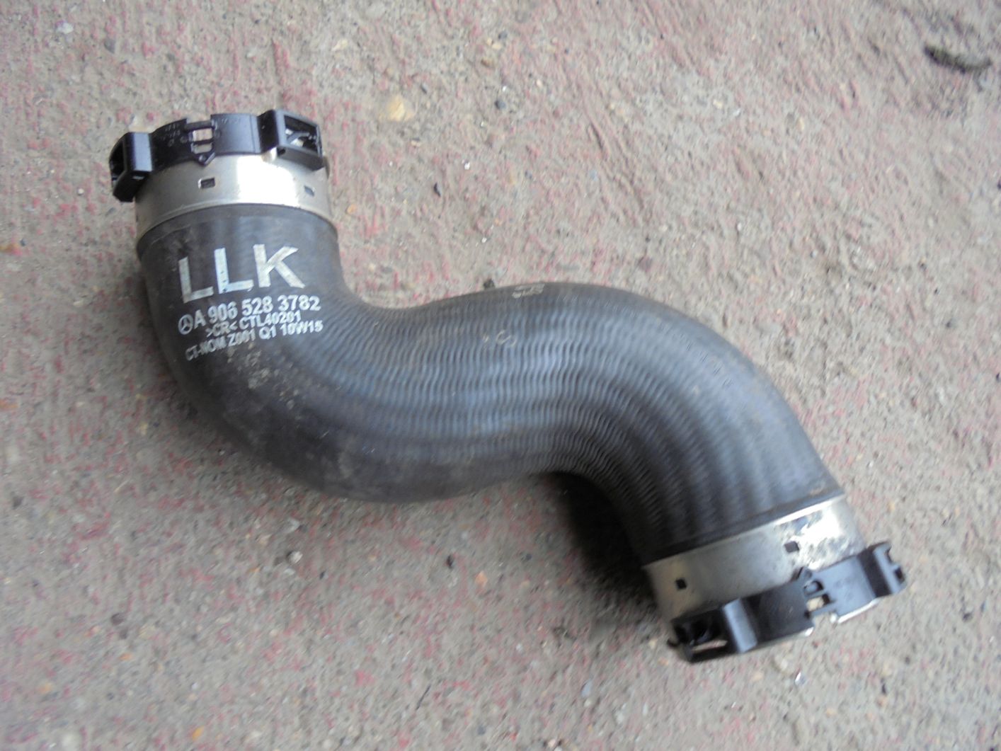 TUBO FLEXIBLE LADO  IZQUIERDO ENFRIADOR DE AIRE (NEGRA)
