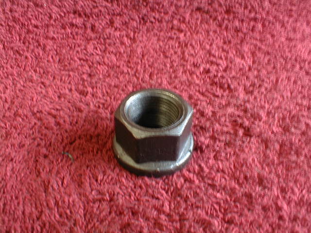 TUERCA TACOS DE 20 MM MERCEDES BENZ L/LA/LPO 1113